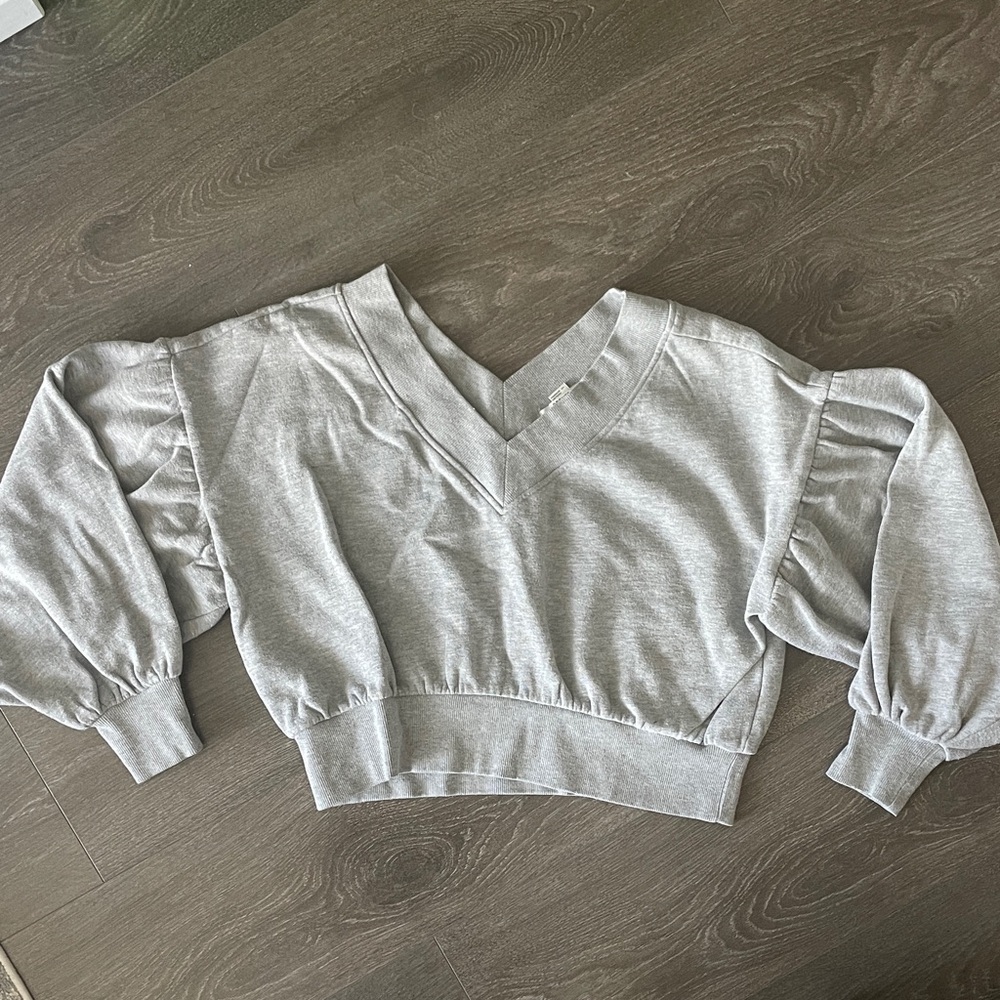 Cropped V-Neck Ruffle Sleeve Sweatshirt - Light Gray